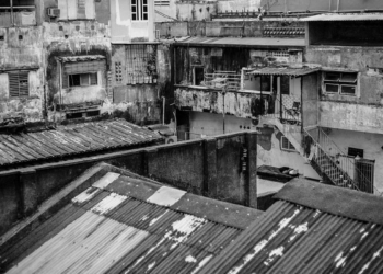 Apartman katlarına sığmayan yalın yalnızlıklar