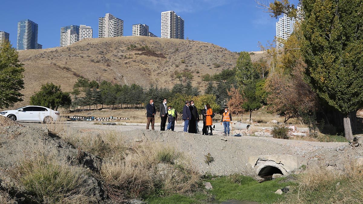 Büyükşehir Belediye Başkanı Mansur Yavaş’ın devreye girmesiyle halk sağlığını tehdit eden yaklaşık 220 noktanın kapalı sisteme alınacağını belirten Öztürk, “Kırsal bölgelerimizde açıktan akan atık su sorununu bir yıl içinde çözeceğiz” dedi.