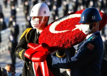Başkent Ankara 10 Kasım'da Gazi Mustafa Kemal Atatürk'ü saygı ve minnetle andı.Yavaş, Anıtkabir’de düzenlenen ama törenine katılırken Atatürk'ün vefat ettiği saat 09.05’te saygı duruşunda bulundu.