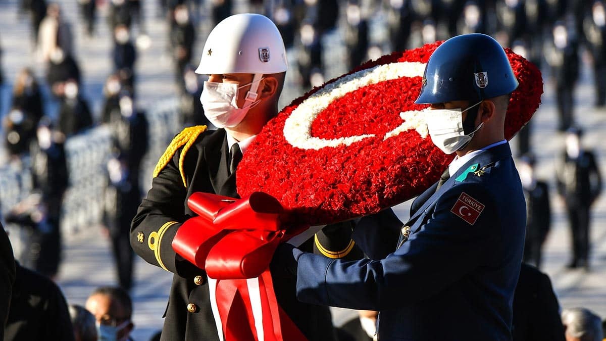 Başkent Ankara 10 Kasım'da Gazi Mustafa Kemal Atatürk'ü saygı ve minnetle andı.Yavaş, Anıtkabir’de düzenlenen ama törenine katılırken Atatürk'ün vefat ettiği saat 09.05’te saygı duruşunda bulundu.