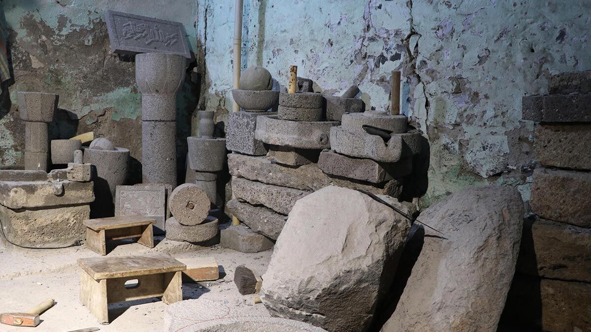 Diyarbakır'da taş ustası Cuma Balıkçı, kalkan yanardağlardan olan 1957 rakımlı Karacadağ'dan topladığı bazalt taşlardan tavla kutusu, sehpa, vazo, masa, güvercin yuvası ve abdestlik gibi tasarımlar yapıyor.