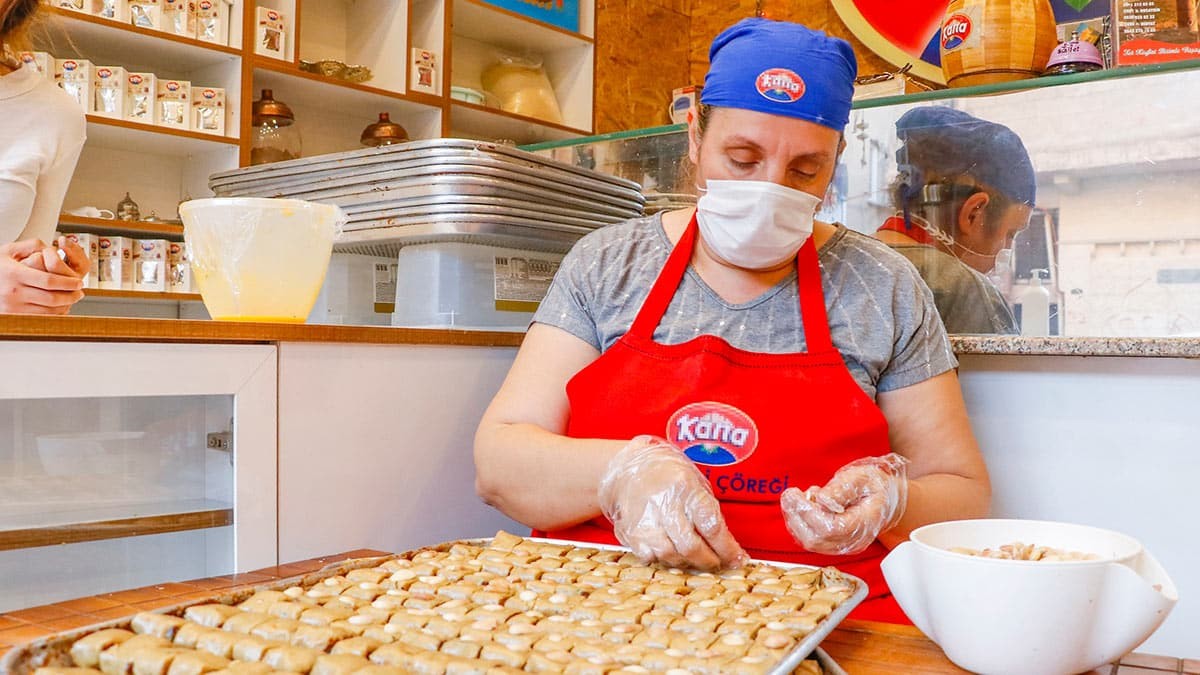 Mardinli Süryani aile 32 farklı baharat, hurma ve bademle yaptıkları çöreklerle hem geçimlerini sağlıyor hem de 2 bin yıllık Süryani çöreği geleneğini yaşatıyor.