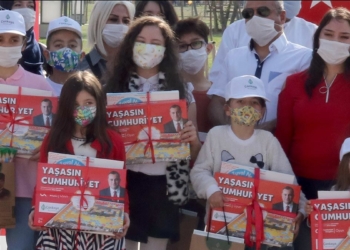 Çankaya Belediye Başkanı Alper Taşdelen’in ‘Biz En Çok Çocukların Belediyesiyiz’ anlayışıyla hareket eden Çankaya Belediyesi ilçede yaşayan çocukları kitap, kırtasiye ve oyun hediyeleri ile sevindirdi.
