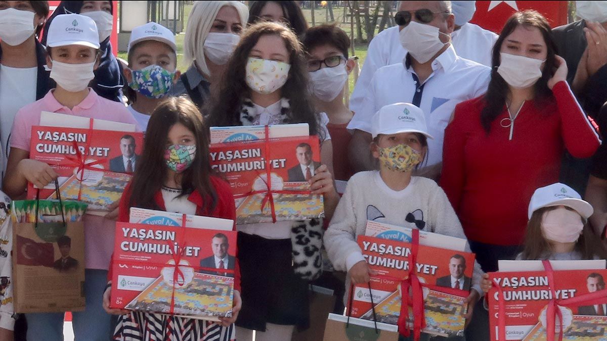 Çankaya Belediye Başkanı Alper Taşdelen’in ‘Biz En Çok Çocukların Belediyesiyiz’ anlayışıyla hareket eden Çankaya Belediyesi ilçede yaşayan çocukları kitap, kırtasiye ve oyun hediyeleri ile sevindirdi.