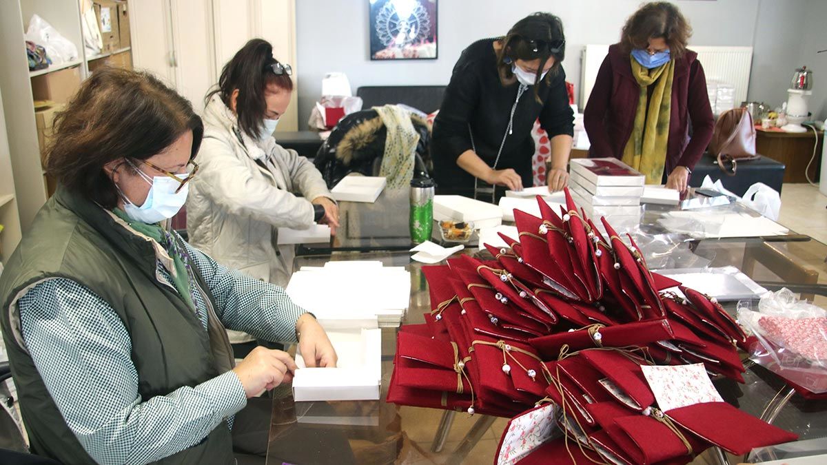 Çankaya Belediyesi, çiftlerin evlilik cüzdanları için keçe çanta üreten kadınlara destek verdi.