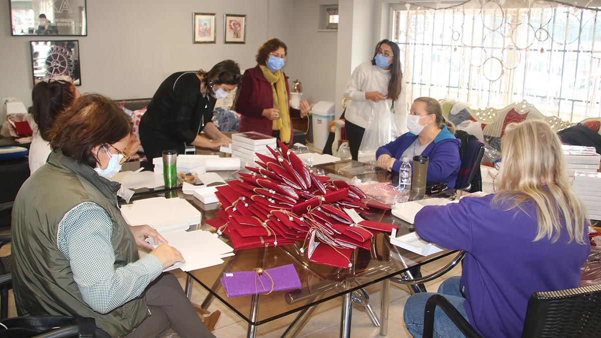 Çankaya Belediyesi, çiftlerin evlilik cüzdanları için keçe çanta üreten kadınlara destek verdi.