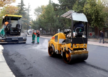 Çankaya Belediyesi ayrıca eğimi fazla olan bölgelerde merdivenli yol yapımını sürdürüyor.