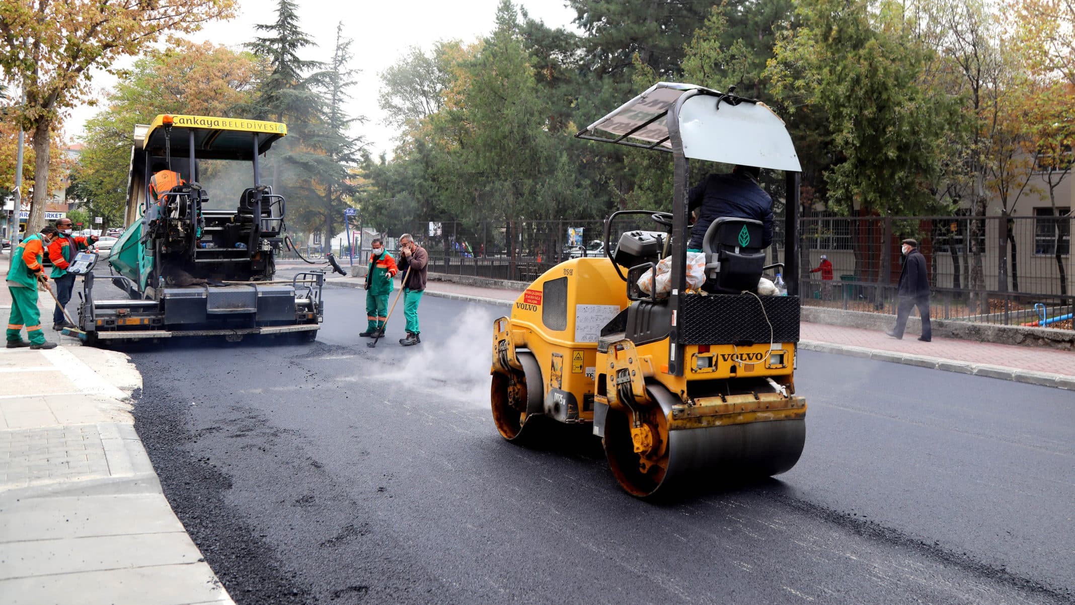 Çankaya Belediyesi ayrıca eğimi fazla olan bölgelerde merdivenli yol yapımını sürdürüyor.