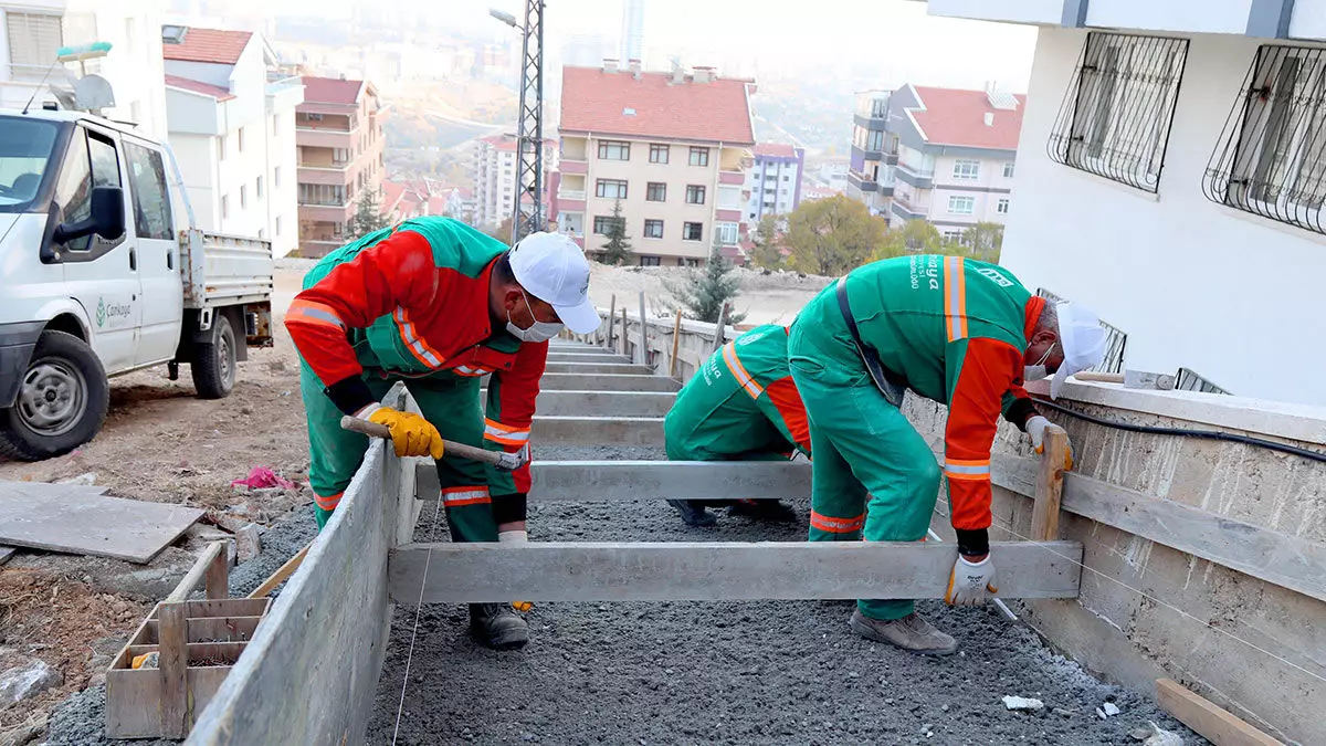 Merdivenli yol yapımı devam ediyor