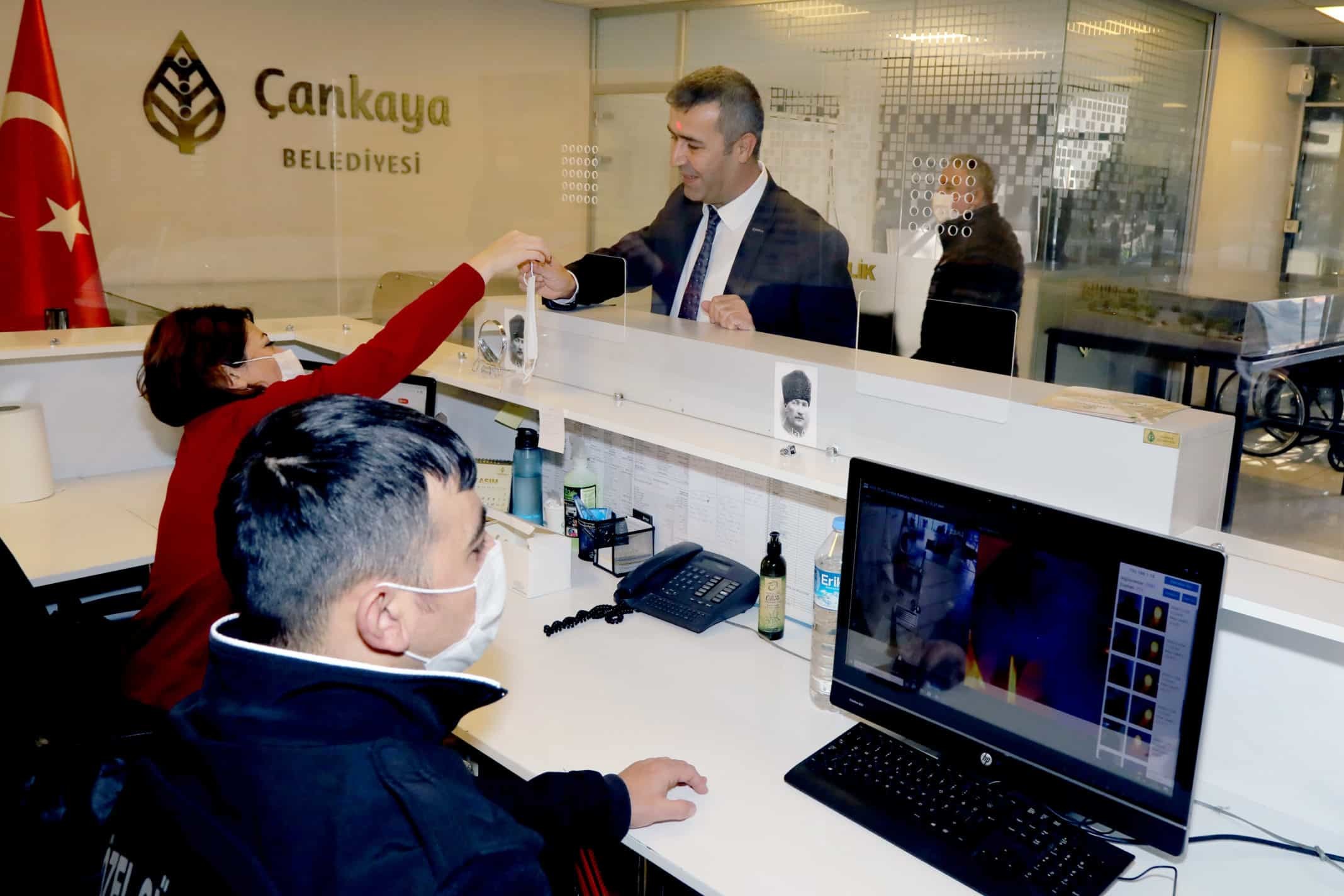 Çankaya Belediyesi, pandemi sürecinde 1 milyon 800 bin adet maske dağıttı.