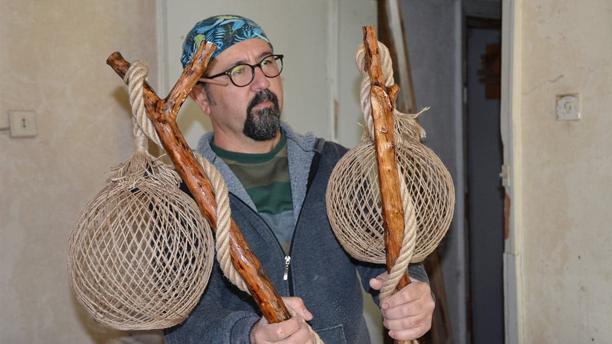 Atık ve kuru ağaçlardan yaptığı eserler ilgi çekiyor