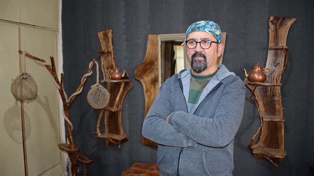 Atık ve kuru ağaçlardan yaptığı eserler ilgi çekiyor