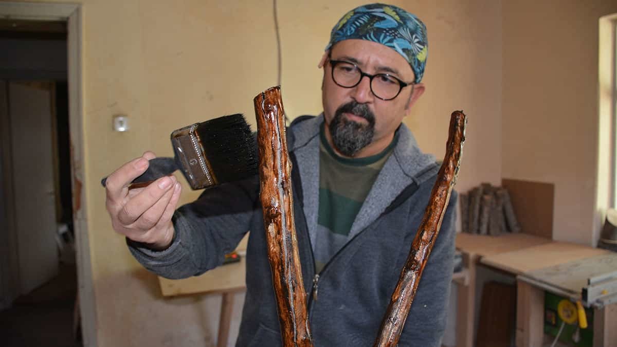 Hasan Şahingöz'ün atık ve kuru ağaçlardan yaptığı eserler ilgi çekiyor.