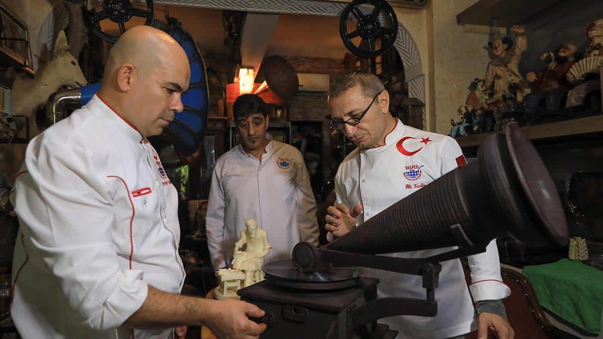 Antalya'da yaşayan mutfak şefi ali keskin, 35 kilo çikolata kullanarak, 113 senelik gramofonun aynısını yapmayı başardı.