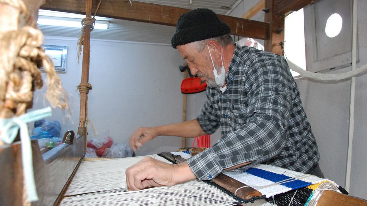 Bartın’da, 50 yıldır tezgahında kilim dokumacılığı yapan Hasan İlişik (67), mesleğini son anına kadar sürdürmek istediğini söyledi.