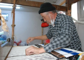 50 yıldır tezgahında kilim dokumacılığı yapıyor