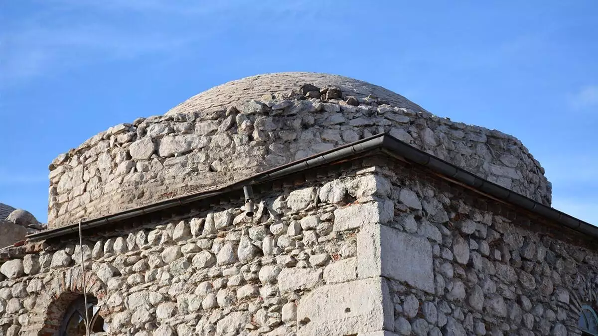 500 yıllık cami duvarında roma dönemine ait taşlar