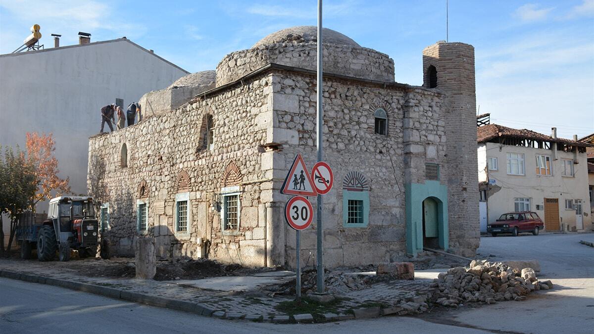 Kazı sonrası çok şaşırdıklarını belirten Kültür Müdürü Necmettin Eryılmaz, taşların dizilişi ve mimarisi ile caminin ilginç bir örnek olduğunu söyledi.