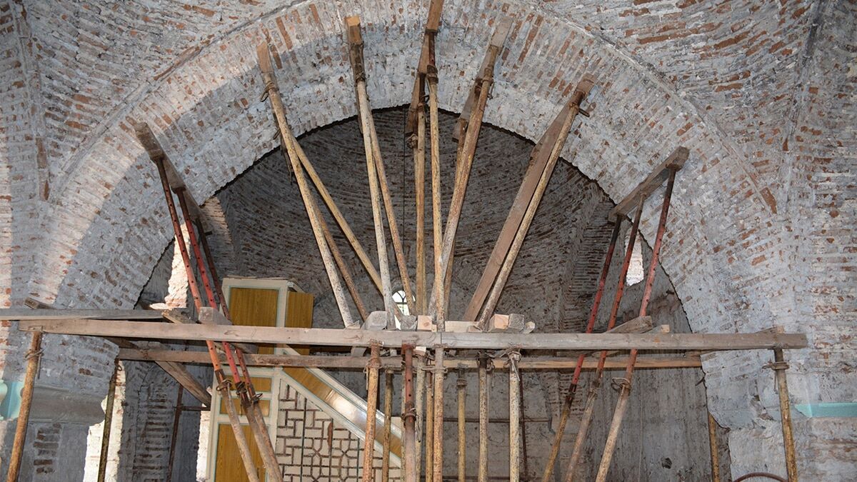 Tokat'ta Vakıflar Genel Müdürlüğü'nce restorasyona alınan 500 yıllık Küçük Minare Camisi'nin sıvaları kazınınca duvarlarda Roma dönemine ait taşlara rastlandı.