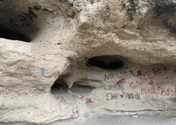Karadeniz Bölgesi'nin ve insanlık tarihinin en eski yerleşim yeri olarak bilinen, geçmişi M.Ö. 60 binli yıllara kadar uzanan Samsun'daki arkeolojik sit alanı Tekkeköy Mağaraları, harabeye döndü. Tarihi mağaranın kirletilen duvarları, sprey boya ile yazılan aşk ilanlarıyla doldu.