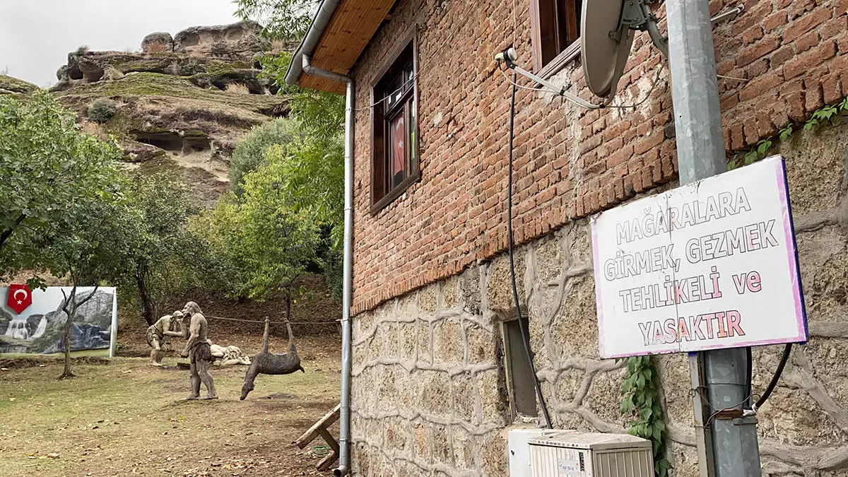 60 bin yıllık mağara harabeye döndü