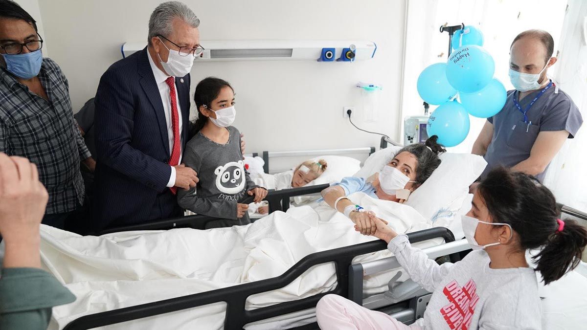 65 saat sonra enkazdan kurtarılan Elif annesi ve ailesiyle hastanede bir araya geldi.