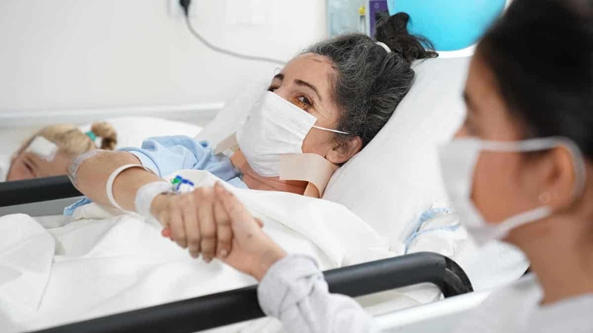 65 saat sonra enkazdan kurtarılan Elif annesi ve ailesiyle hastanede bir araya geldi.