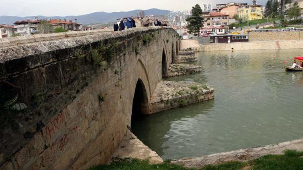 770 yıllık tarihi köprüdeki sprey boyalar silindi