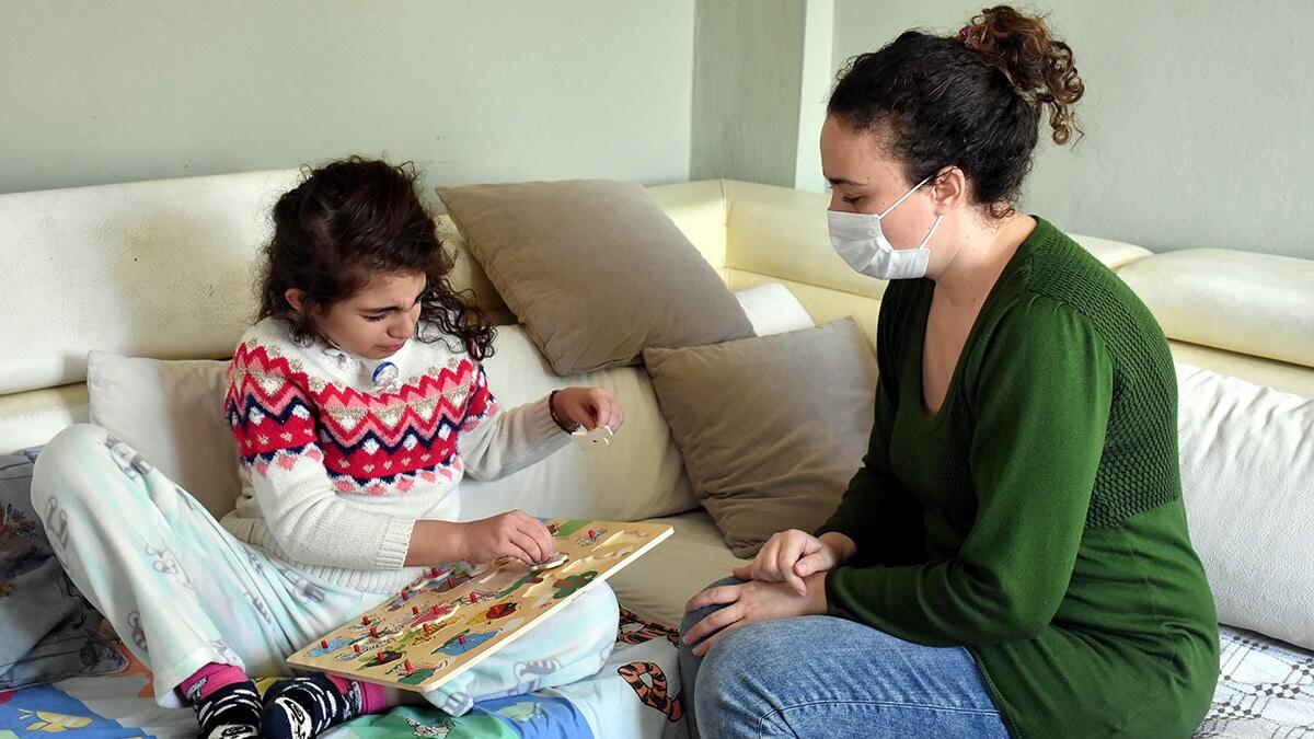 İzmir’in Çiğli ilçesinde Rohhad sendromu teşhisi konulan Ela Naz Ateş (9), ailesinin maddi yetersizliğinden dolayı yardım severlerden destek bekliyor.