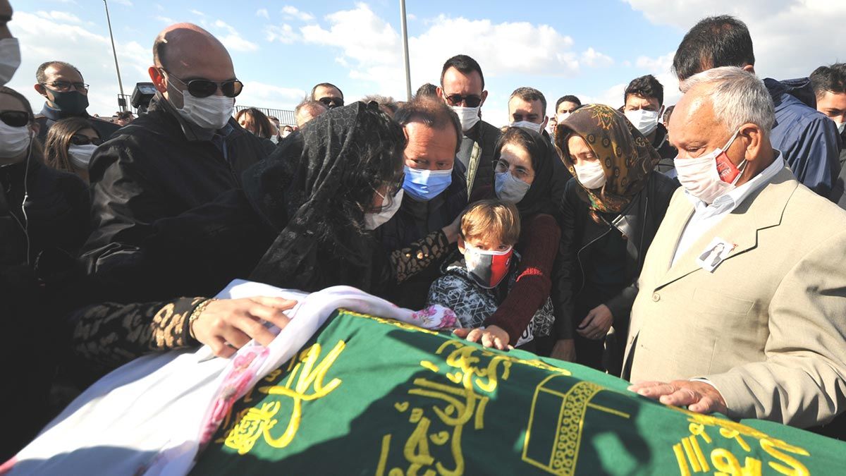 Ayda'nın annesi Fidan Gezgin toprağa verildi