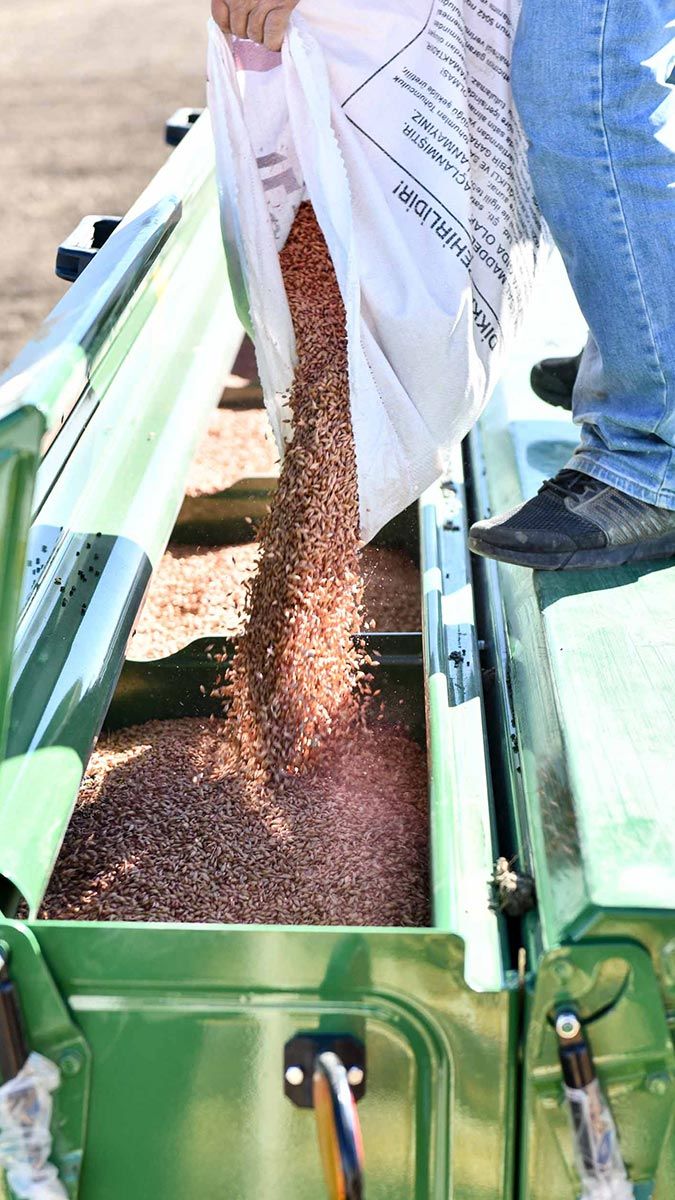 Ankara Büyükşehir Belediyesi tarafından 3 yıllığına kiralanan Atatürk Orman Çiftliği arazisinde tarım yeniden başladı.