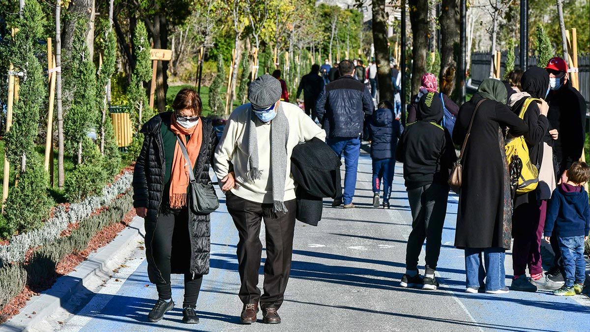 Ankara'da kış güneşinin yüzünü gösterdiği şu günlerde Başkentliler aileleriyle birlikte Çubuk-1 Barajı'na akın ederek, hafta sonunun keyfini çıkardı.