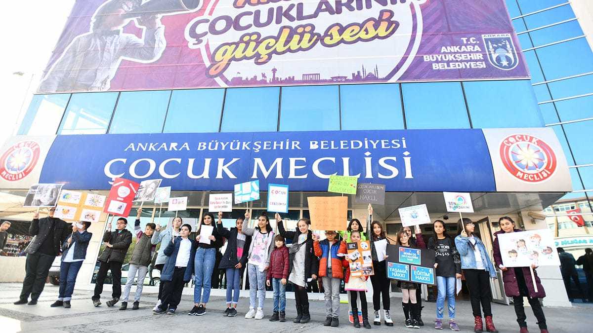 Bir gün değil her gün çocukların sesine kulak verin