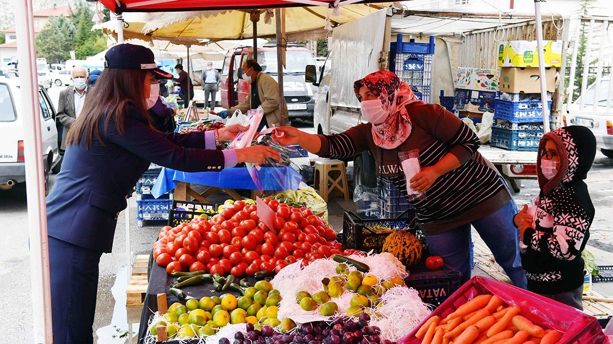 Büyükşehir Belediyesi Zabıta Daire Başkanlığı, koronavirüs salgınıyla mücadele kapsamında toplum sağlığını korumak için yoğun mesaisine 7/24 devam ediyor.