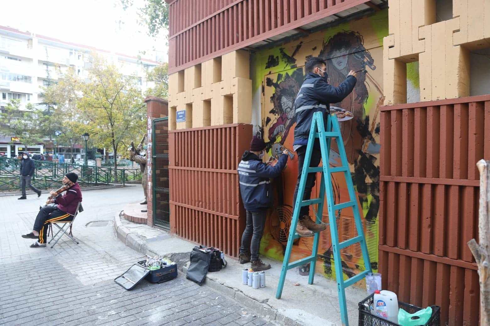 Eskişehir Büyükşehir Belediyesi trafoları renklendiriyor