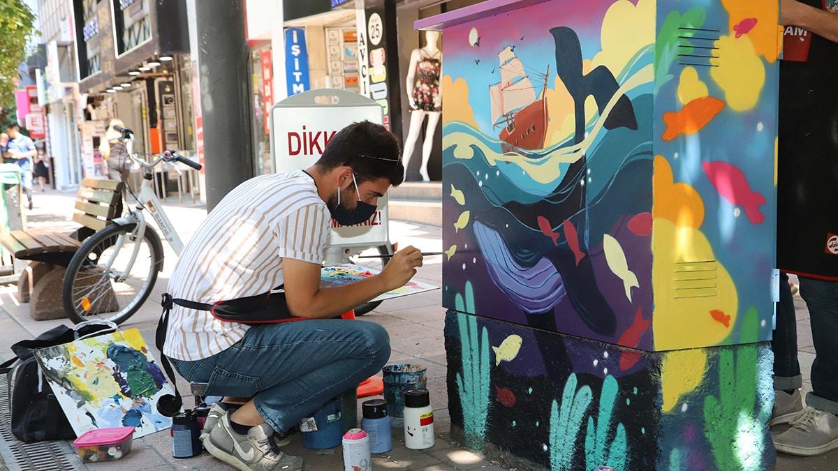 Eskişehir Büyükşehir Belediyesi trafoları renklendiriyor