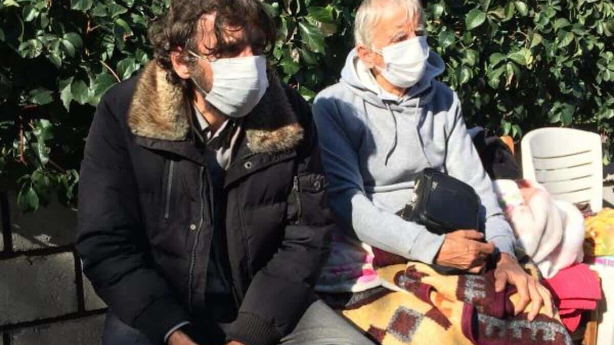 Enkaz altında olan 3 yaşındaki Elif Perinçek enkazdan çıkartıldı.