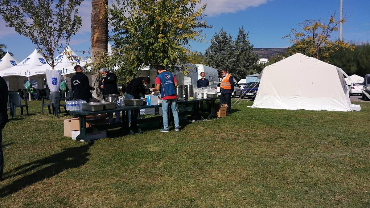 Ankara Büyükşehir Belediyesi, Ege Denizi’nde meydana gelen 6.6 büyüklüğündeki deprem sonrası İzmirli vatandaşların yaralarını sarmak için çalışmalarına devam ediyor.