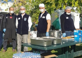 Ankara Büyükşehir Belediyesi, Ege Denizi’nde meydana gelen 6.6 büyüklüğündeki deprem sonrası İzmirli vatandaşların yaralarını sarmak için çalışmalarına devam ediyor.