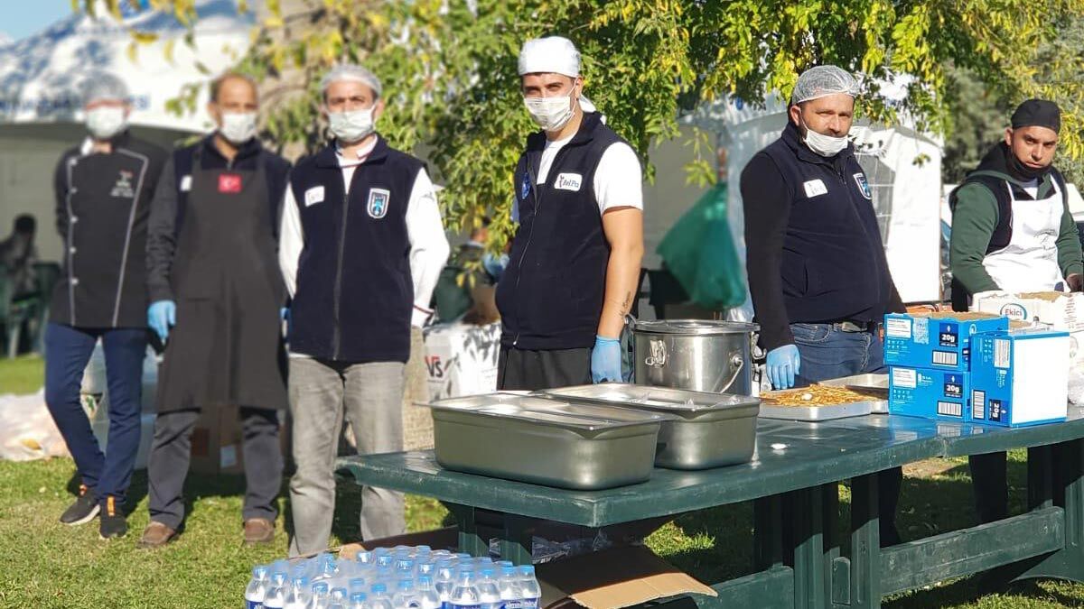 Ankara Büyükşehir Belediyesi, Ege Denizi’nde meydana gelen 6.6 büyüklüğündeki deprem sonrası İzmirli vatandaşların yaralarını sarmak için çalışmalarına devam ediyor.