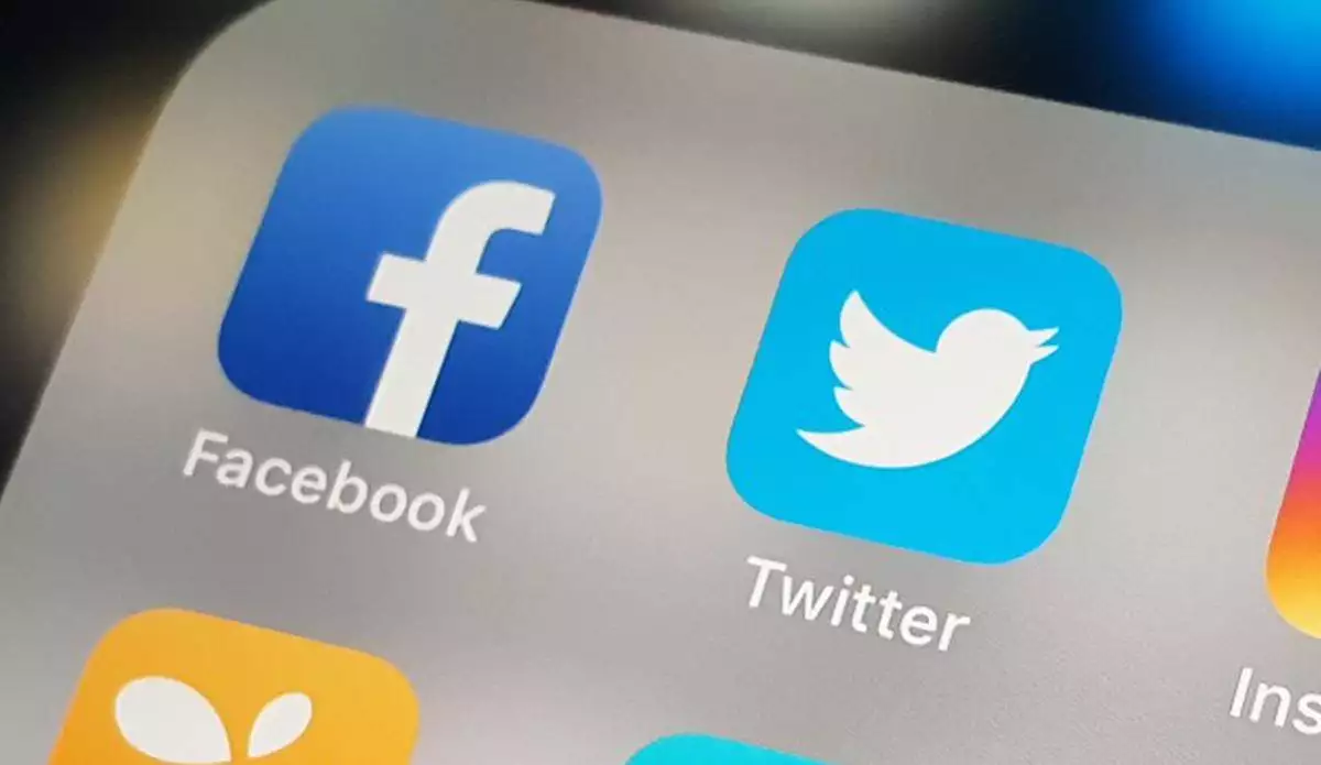 Facebook ve twitter trump'a savaş açtı