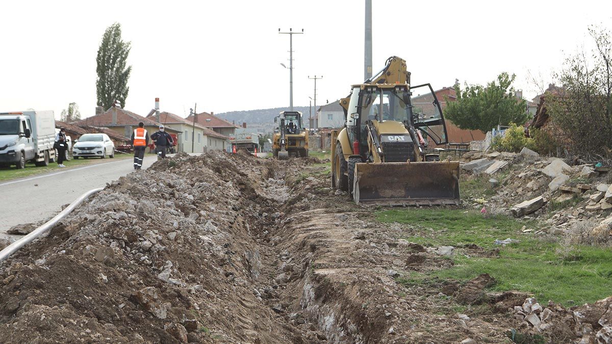 İçme suyu hattının eski olması nedeniyle sık sık arıza verdiğini ifade eden Han Belediye Başkanı Erdal Şanlı, ESKİ ekiplerince yeni döşenen yüksek basınca dayanıklı ve insan sağlığına uygun borular ile bu sorunun ortadan kalkacağını belirtti.