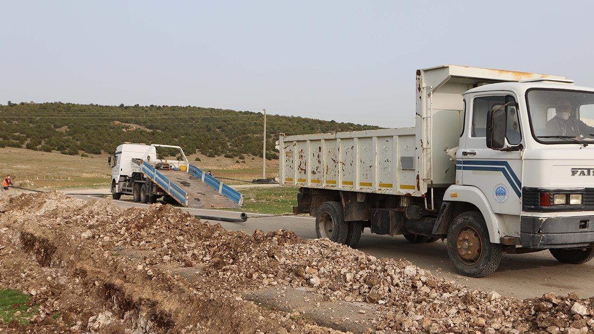 İçme suyu hattının eski olması nedeniyle sık sık arıza verdiğini ifade eden Han Belediye Başkanı Erdal Şanlı, ESKİ ekiplerince yeni döşenen yüksek basınca dayanıklı ve insan sağlığına uygun borular ile bu sorunun ortadan kalkacağını belirtti.