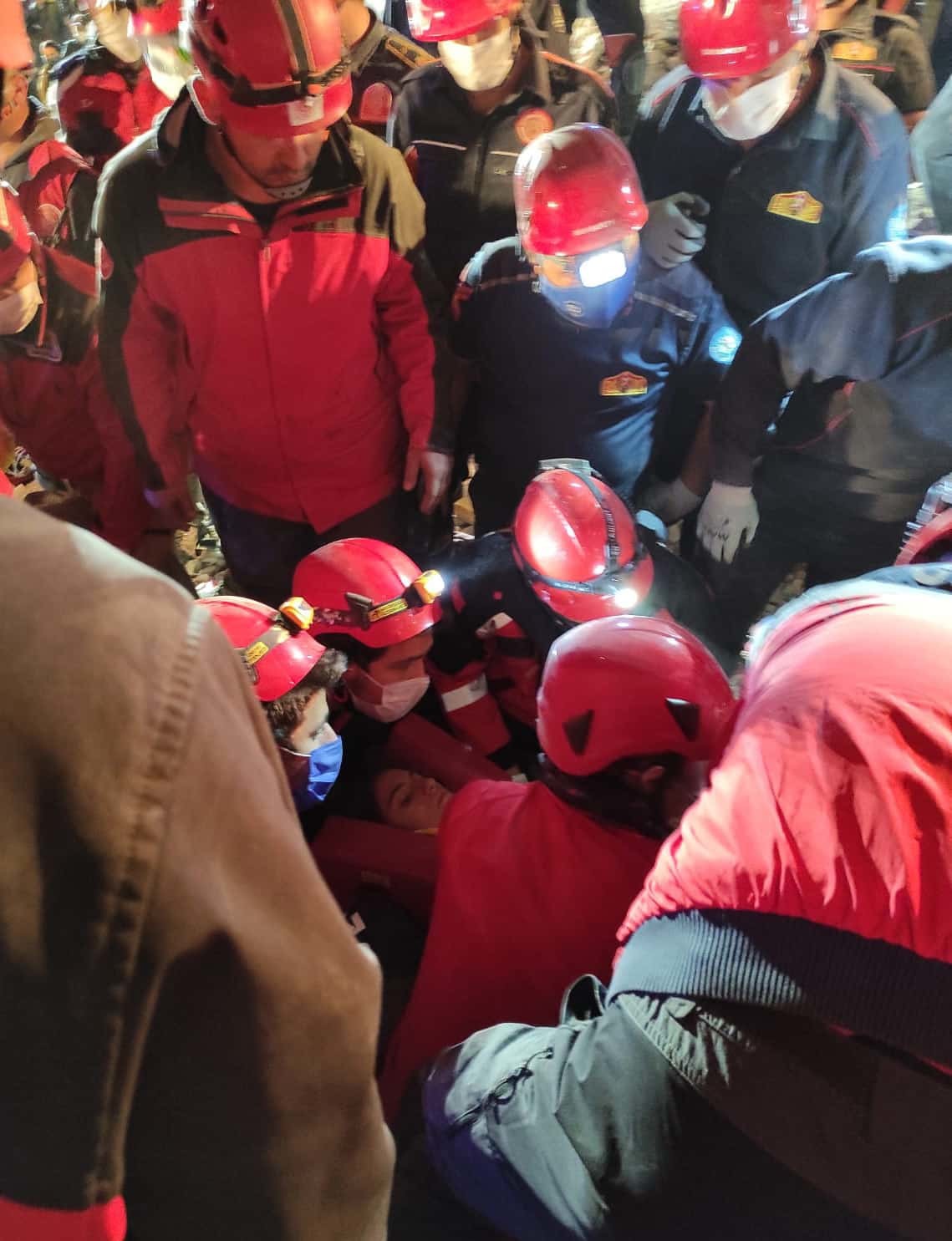 Emrah Apartmanı enkazından 55 saat sonra 14 yaşındaki İdil sağ olarak çıkartıldı.