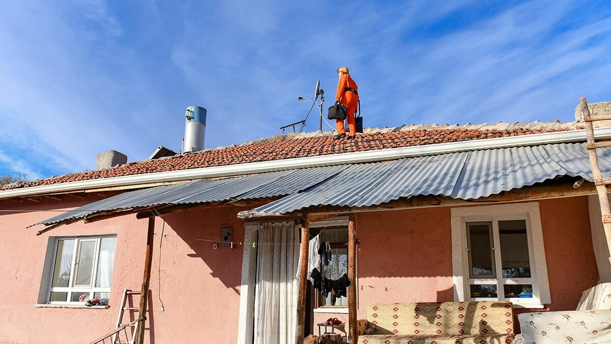 Büyükşehir Belediyesi İtfaiye Daire Başkanlığı havaların soğuması ve yaklaşan kış ayları nedeniyle sobalarını yakmaya başlayan vatandaşları baca temizliğini yaptırmaları konusunda uyardı.