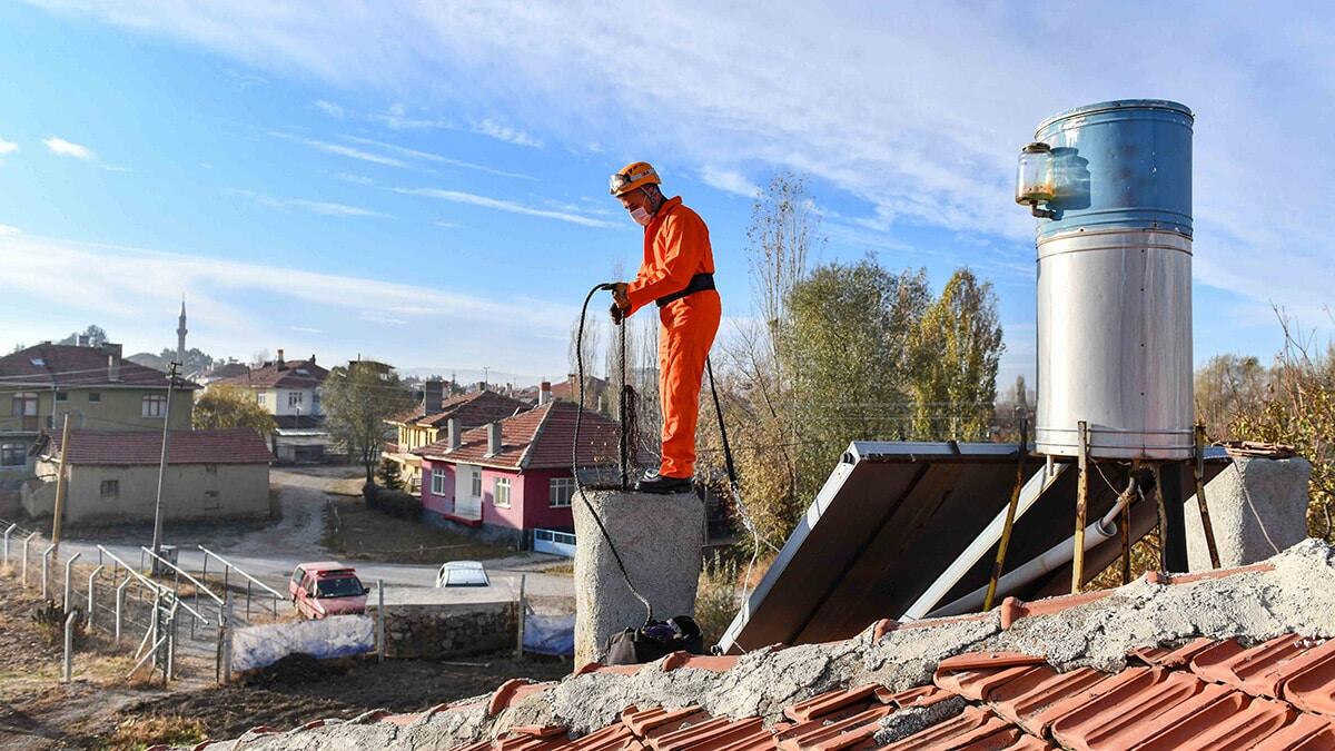 Ankara İtfaiyesi havaların soğumasıyla birlikte soba yakmaya başlayan vatandaşları yılda en az bir kez baca temizliği yaptırmaları konusunda uyardı.