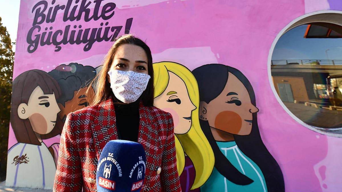 25 Kasım Kadına Yönelik Şiddete Karşı Uluslararası Mücadele Günü kapsamında Ankara Büyükşehir Belediyesi önünde de kadın çalışanlar bir araya geldi.