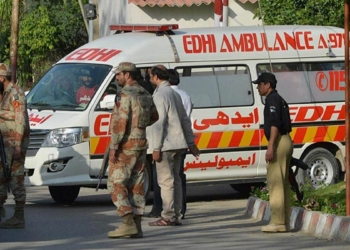 Pakistan'da dolmuş kanala düştü