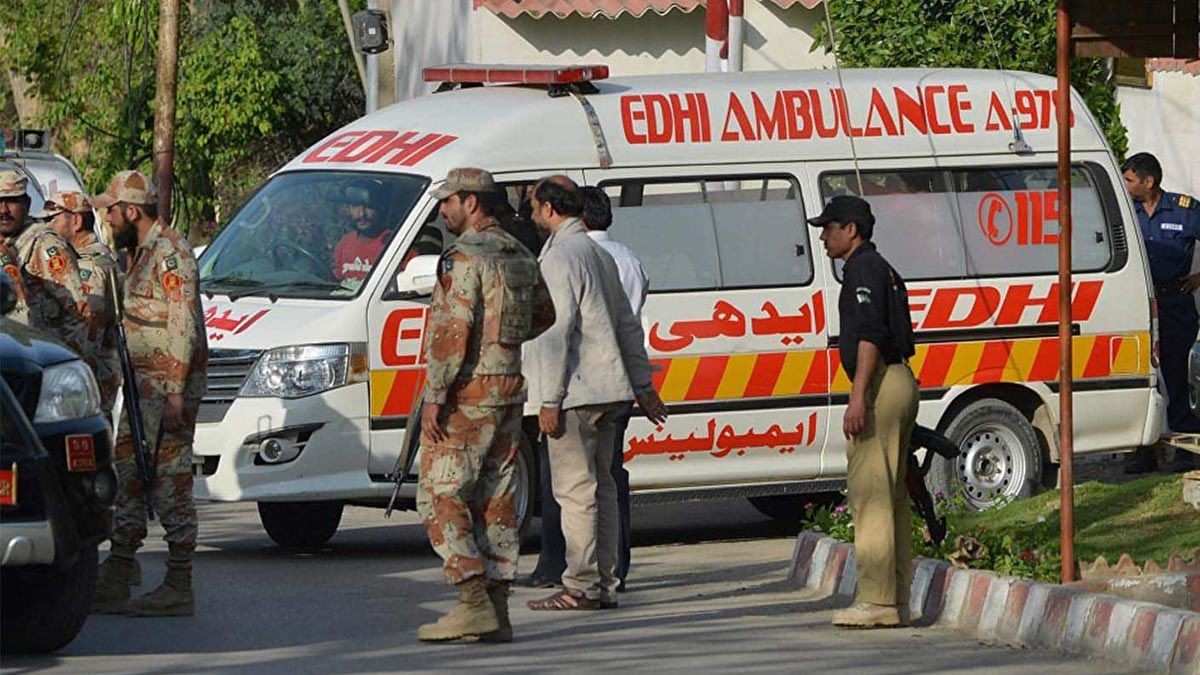 Pakistan'da dolmuş kanala düştü