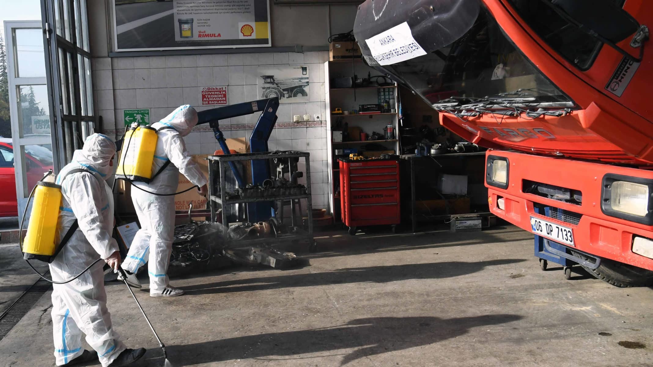 Başkent'te bulunan sanayi bölgeleri Sağlık İşleri Daire Başkanlığı tarafından koronavirüsle mücadele kapsamında dezenfekte edilmeye başlandı.